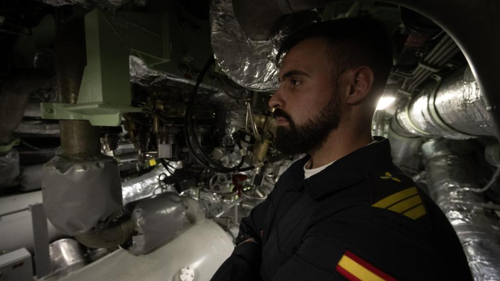 Sargento Antonio Torres en la sala de motores diésel