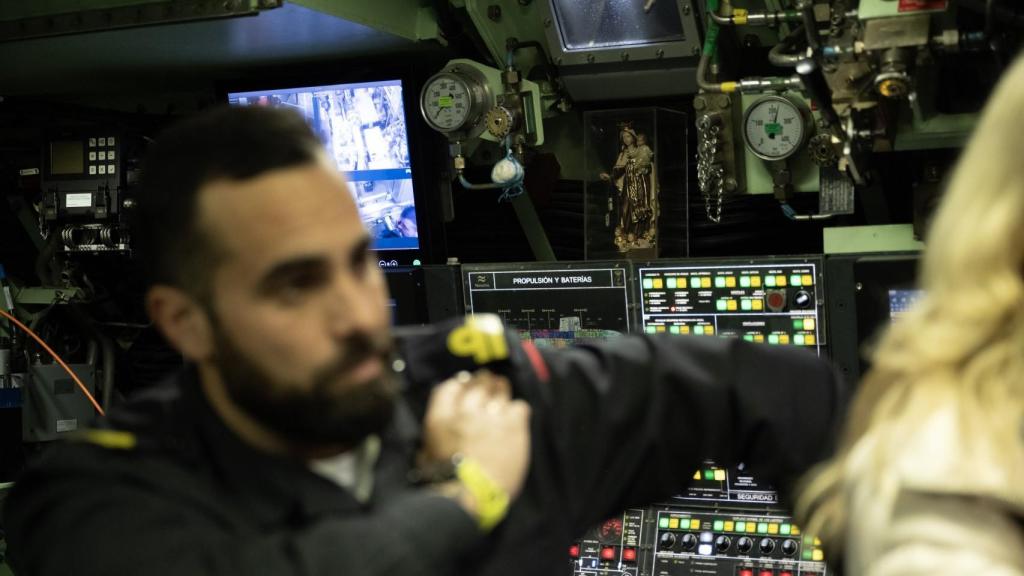 Detalle de la Virgen del Carmen sobre el panel de mandos del S-81.