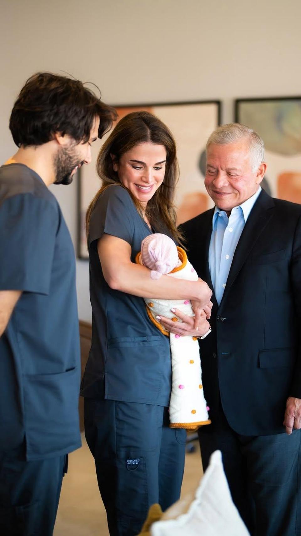 Los reyes de Jordania, Rania y Abdalá II, sostienen en brazos a su segundo nieto.