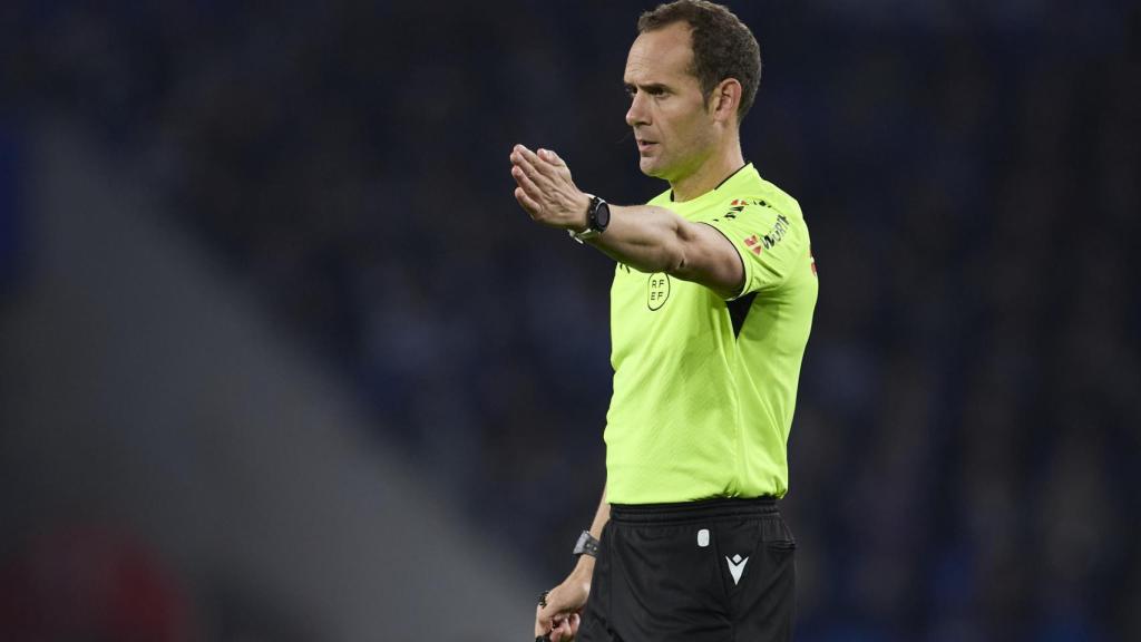 Melero López arbitrando el partido entre la Real Sociedad y Osasuna en La Liga.