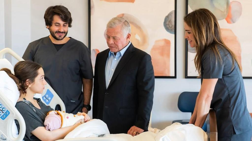 Los reyes de Jordania han dado la bienvenida a la pequeña Amina, la segunda de sus nietos.