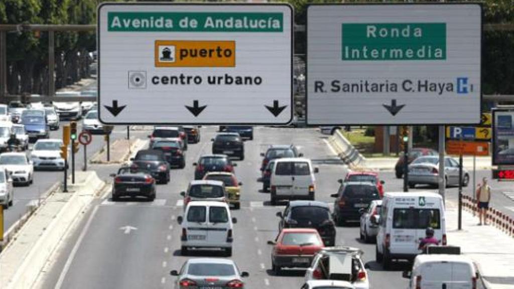 Imagen de archivo del tráfico en la Avenida de Andalucía de Málaga.