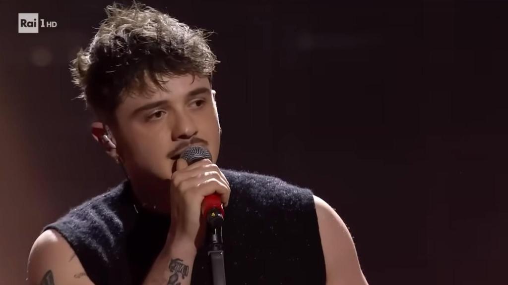 Olly cantando el tema 'Balorda nostalgia' en el Festival de San Remo 2025.