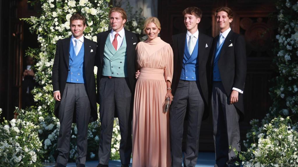 Constantino de Grecia, con su madre, Marie-Chantal, y sus hermanos Achileas, Odysseas y Aristides en la boda de Theodora de Grecia y Matthew Kumar, en septiembre de 2024.
