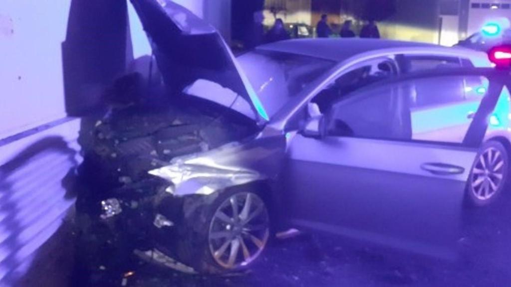 Trasladada una persona tras colisionar con su vehículo contra un tanatorio en Carballo (A Coruña)