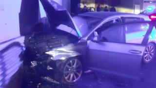 Trasladada una persona tras colisionar con su vehículo contra un tanatorio en Carballo (A Coruña)