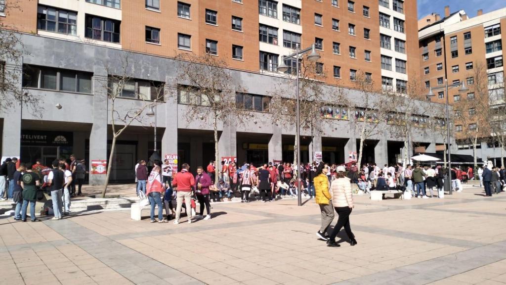 Plaza Marcos Fernández de Parquesol después del paso de los aficionados del Sevilla