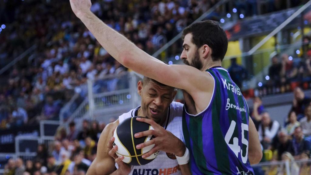 Tavares intenta marcharse de Kravish.