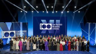 Fotografía de grupo con todas las 'Top 100' al término de la gala.