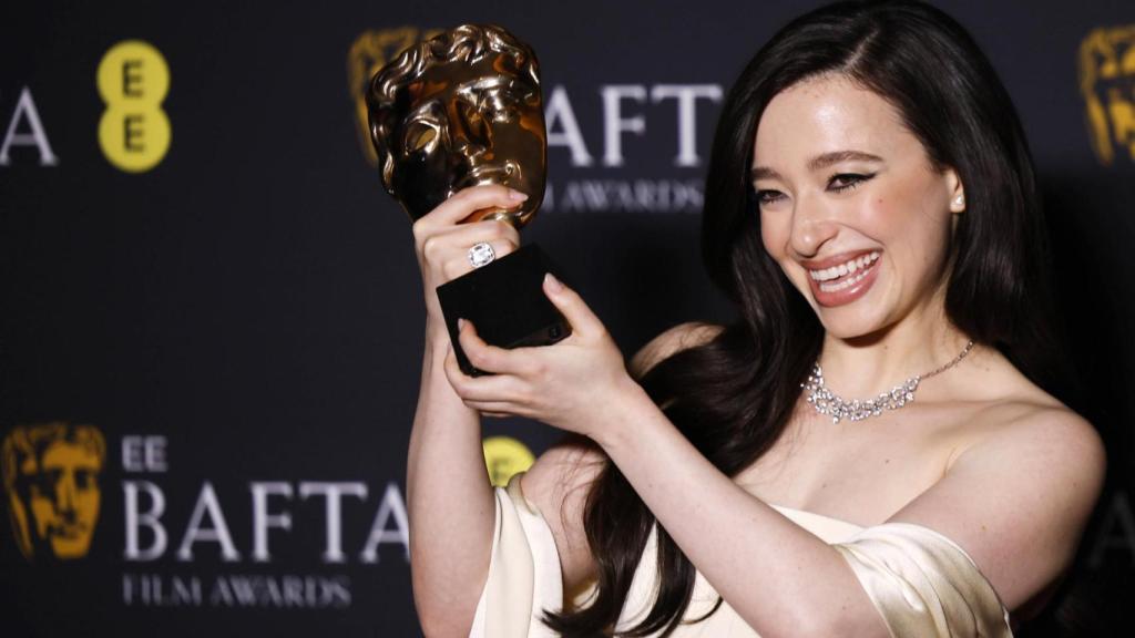 Mikey Madison con su galardón en la gala de los BAFTA. Foto: TOLGA AKMEN / EFE