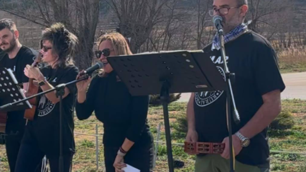 Mayte Pérez canta durante la protesta.