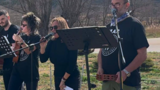 Mayte Pérez canta durante la protesta.