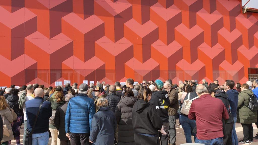 Más de 600 vecinos de Rosales del Canal se han reunido este domingo para una asamblea informativa, en Zaragoza.