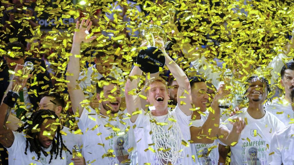 Alberto Díaz levanta la Copa del Rey para Unicaja tras ganar en la final al Real Madrid.