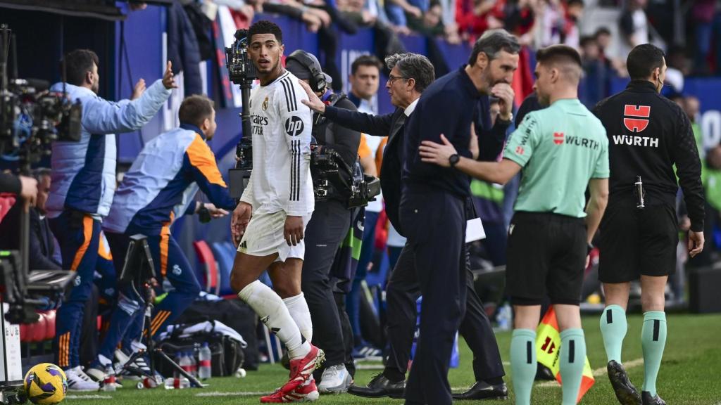 Bellingham abandona el terreno de juego de El Sadar tras ser expulsado.