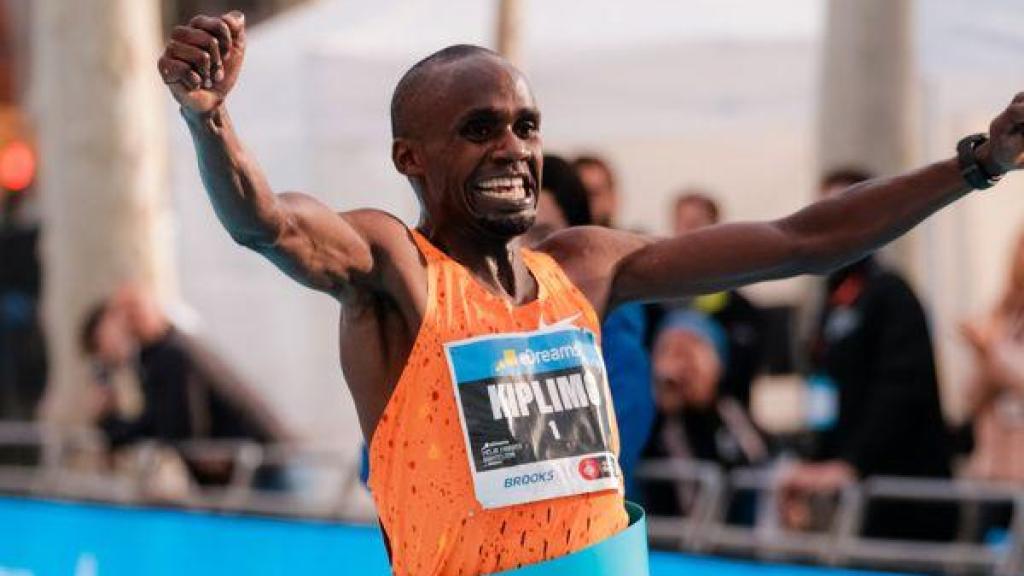 Jacob Kiplimo celebra su victoria en la maratón de Barcelona.