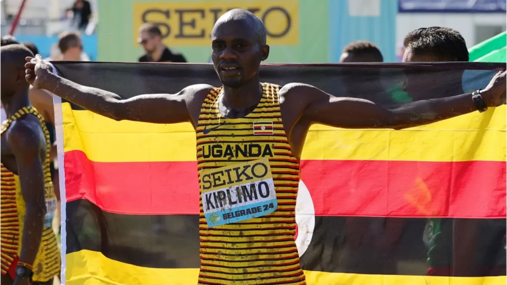 Jacob Kiplimo celebra su victoria tras proclamarse campeón del mundo de cross.