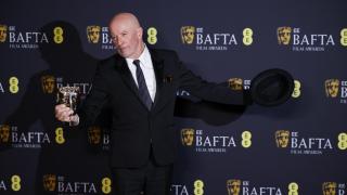 Jacques Audiard con el premio a Mejor película de habla no inglesa en los BAFTA. Foto:  TOLGA AKMEN / EFE