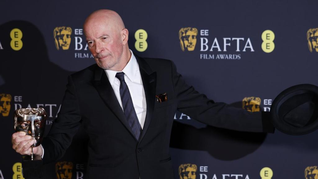 Jacques Audiard con el premio a Mejor película de habla no inglesa en los BAFTA. Foto:  TOLGA AKMEN / EFE
