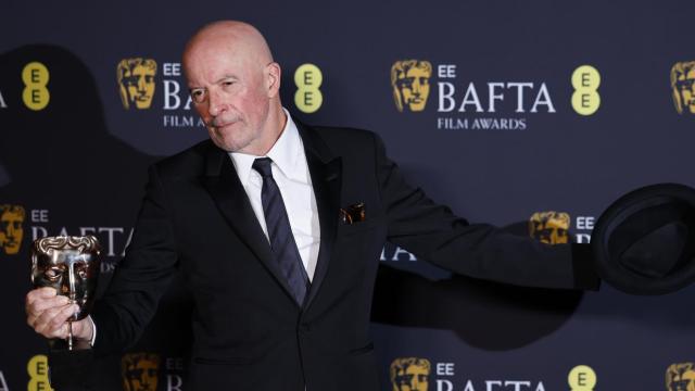 Jacques Audiard con el premio a Mejor película de habla no inglesa en los BAFTA. Foto:  TOLGA AKMEN / EFE