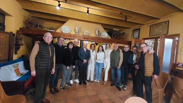 Foto de familia en el encuentro de periodistas en la Galería Cerdán de Talavera de la Reina.