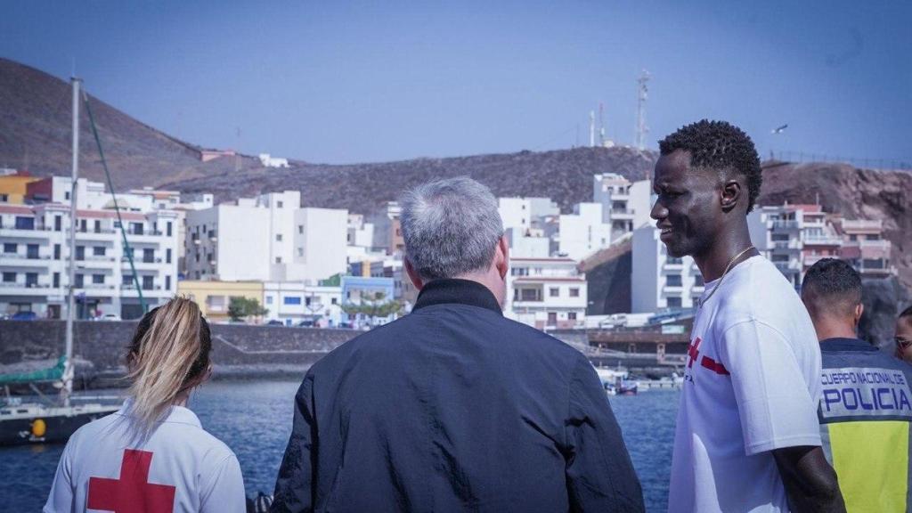 Fernando Clavijo, presidente del Gobierno de Canarias, en el desembarco de una patera rescatada por Salvamento Marítimo en el puerto de La Restinga (El Hierro).