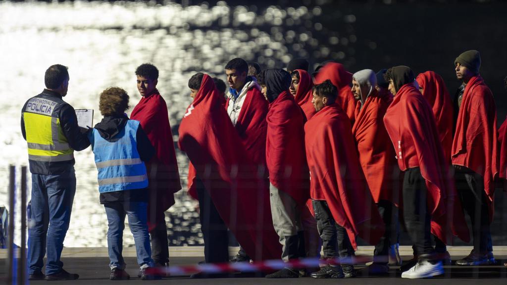 Inmigrantes llegados el miércoles a Lanzarote, tras ser rescatados del cayuco en el que viajaban.