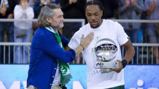El base del Unicaja Kendrick Perry (d) recibe el trofeo de mejor jugador del partido tras la final de la Copa de Rey de baloncesto que Real Madrid y Unicaja Málaga disputaron este domingo en el Gran Canaria Arena, en Las Palmas de Gran Canaria.