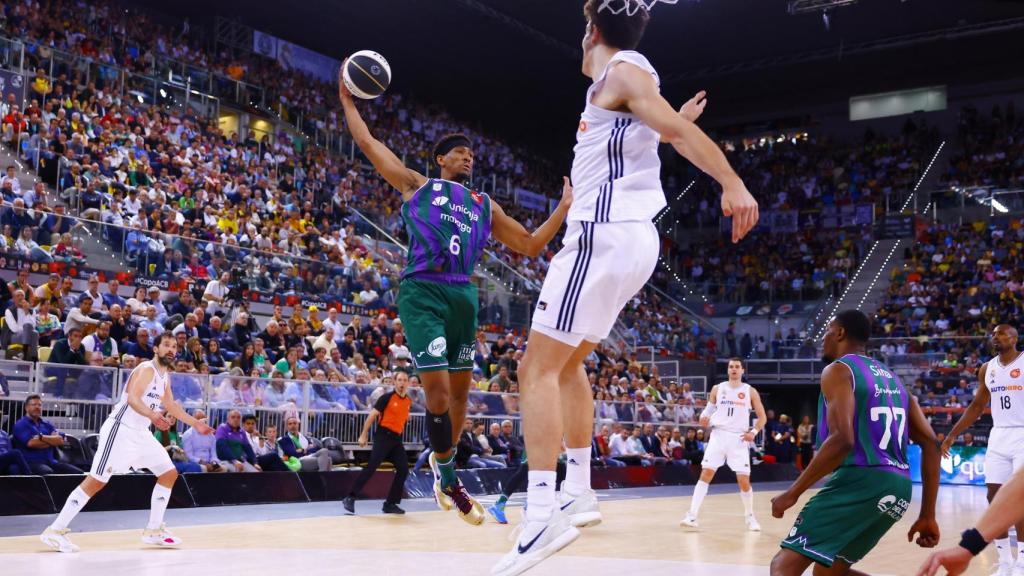 Kam Taylor en un lance del partido.