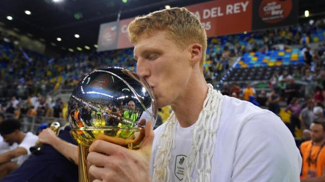 Alberto Díaz besa la Copa del Rey.
