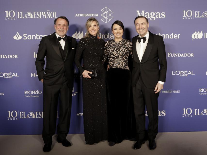José Creuheras, su pareja, Cruz Sánchez de Lara y Pedro J. Ramírez, antes de la gala de Las Top 100