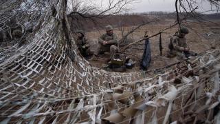 Soldados de la 22 Brigada del Ejército ucraniano, durante un training de infantería en el frente de combate de Bakhmuj.