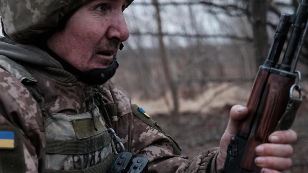 Un soldado de la 22 Brigada del Ejército ucraniano, durante un training de infantería en el frente de combate de Bakhmuj