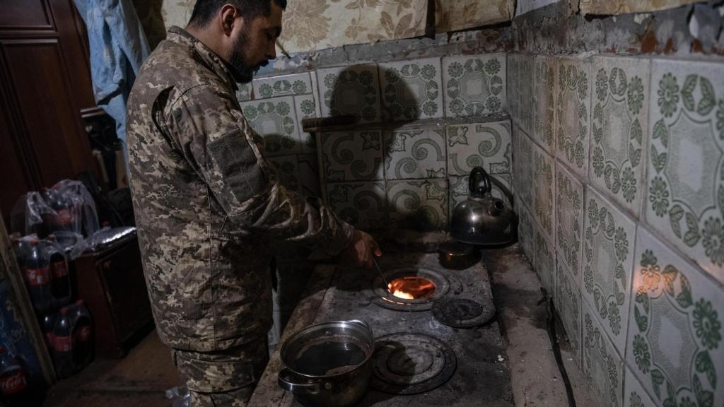 Un soldado de la 3 Brigada de Asalto prepara café en la posición de descanso, tras volver de una misión en el frente de Kupiansk.