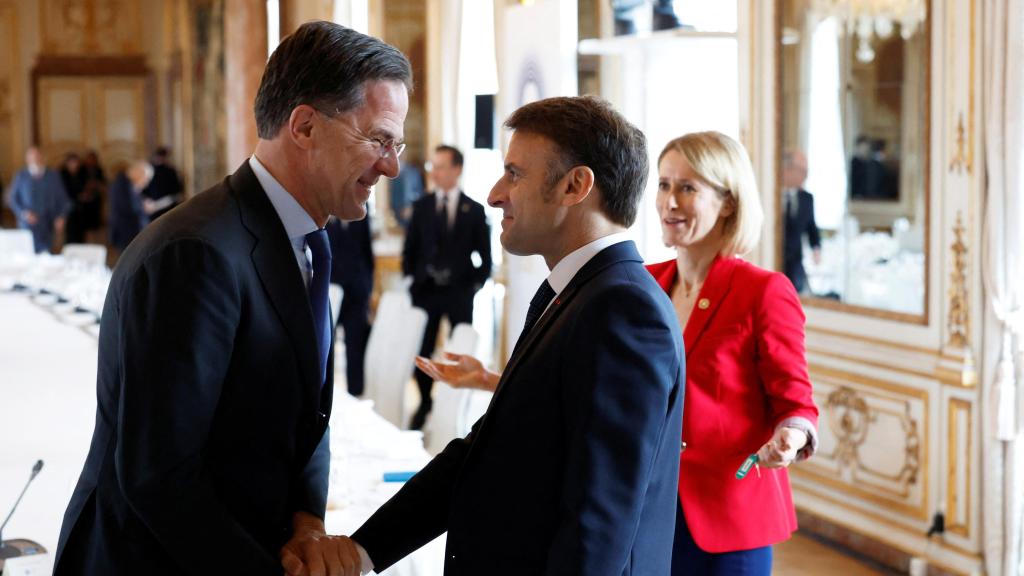 Mark Rutte y Emmanuel Macron, en un encuentro en la cumbre informal de líderes europeos a principios de febrero.