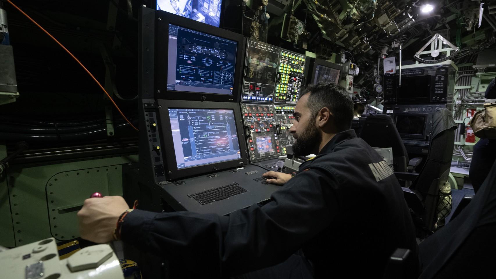 El teniente de navío Antonio Simón a los mandos del S-81 Isaac Peral