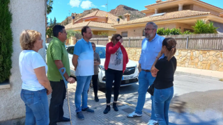 El alcalde Víctor Martínez visita a un grupo de vecinos en el marco de la iniciativa 'el alcalde en tu casa'.