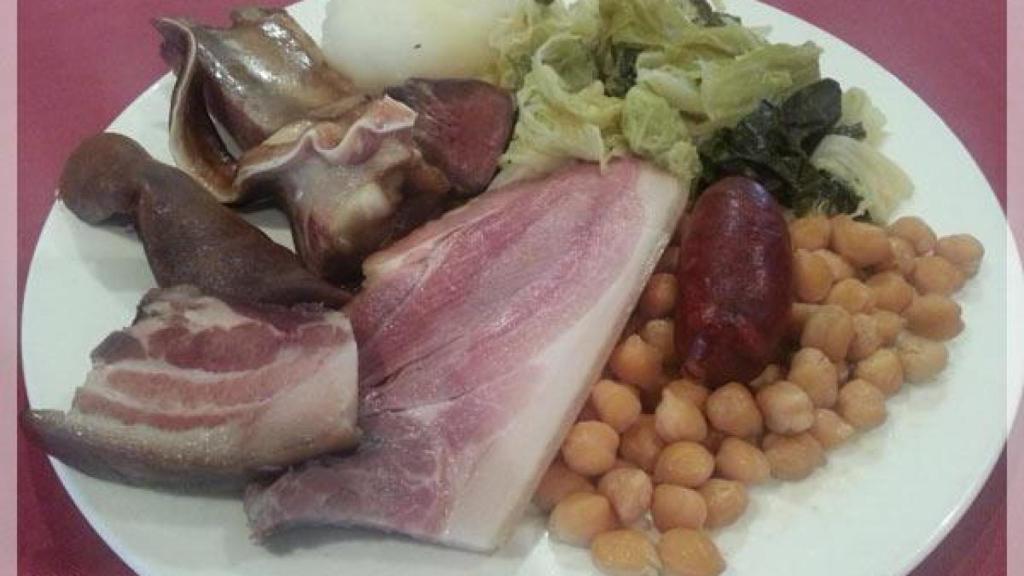 Plato de cocido del hotel restaurante Pontiñas, en Lalín (Pontevedra)