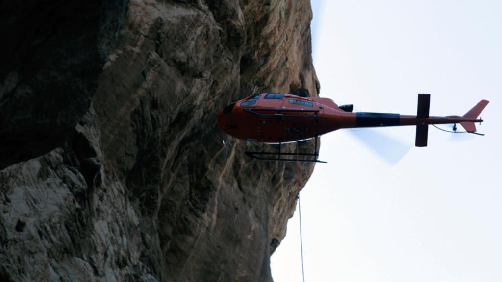 Un helicóptero participando en la reconstrucción de las pasarelas del Caminito del Rey
