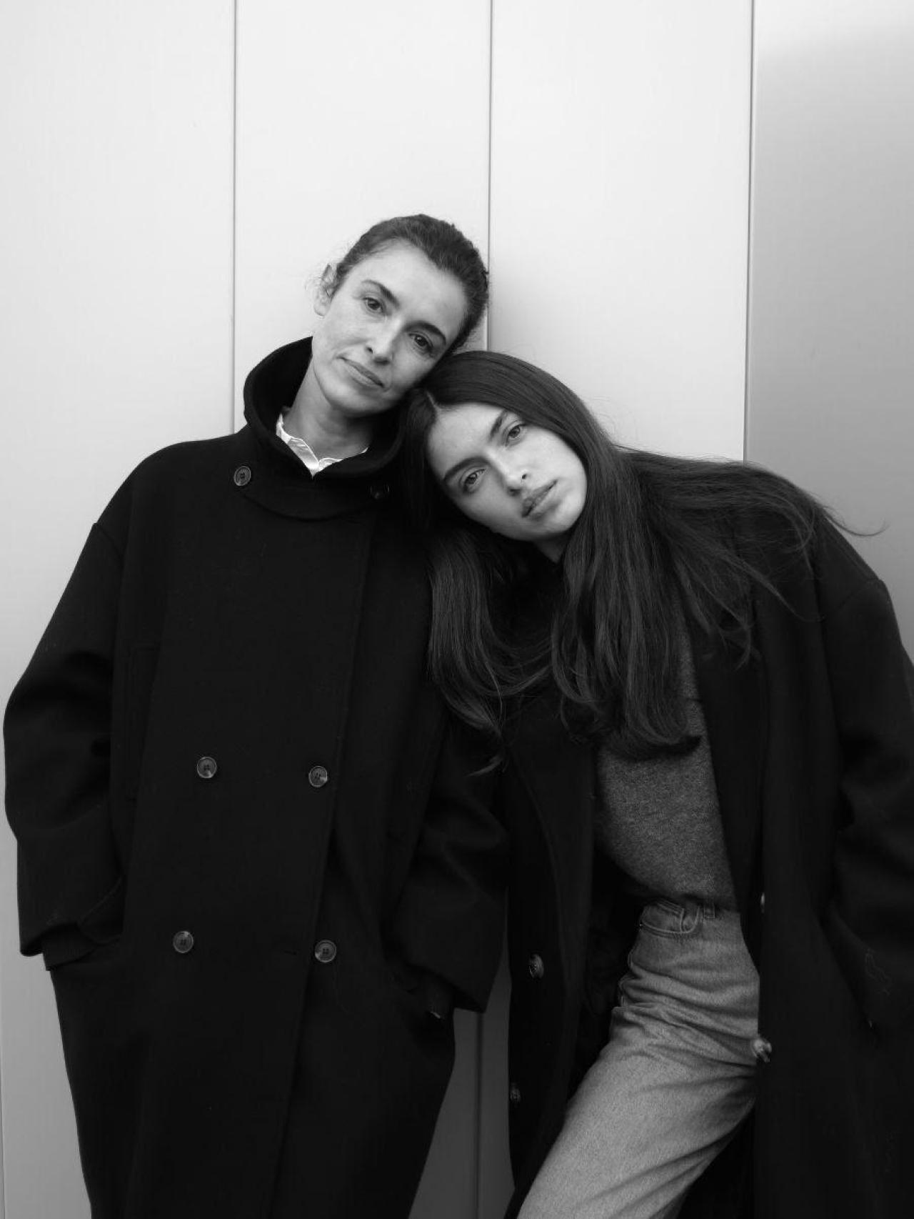 Madre e hija con abrigo de Kiabi.