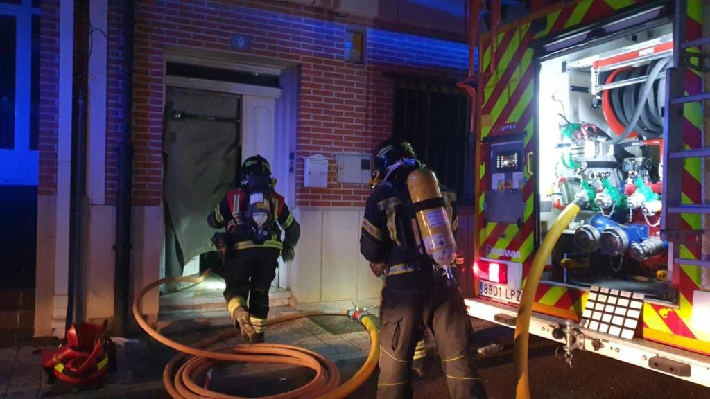 Bomberos intervienen en un incendio en Arroyo