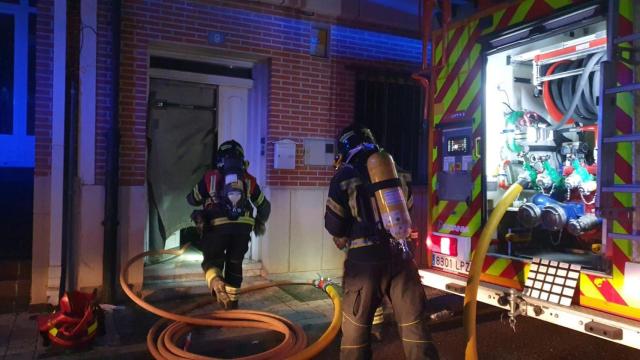 Bomberos intervienen en un incendio en Arroyo