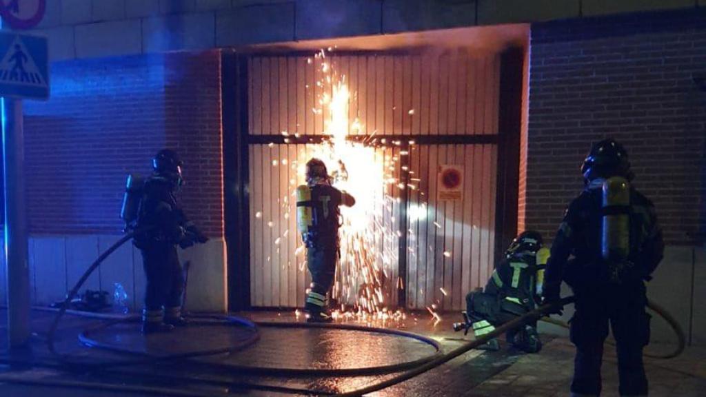 Los bomberos tratan de acceder al garaje
