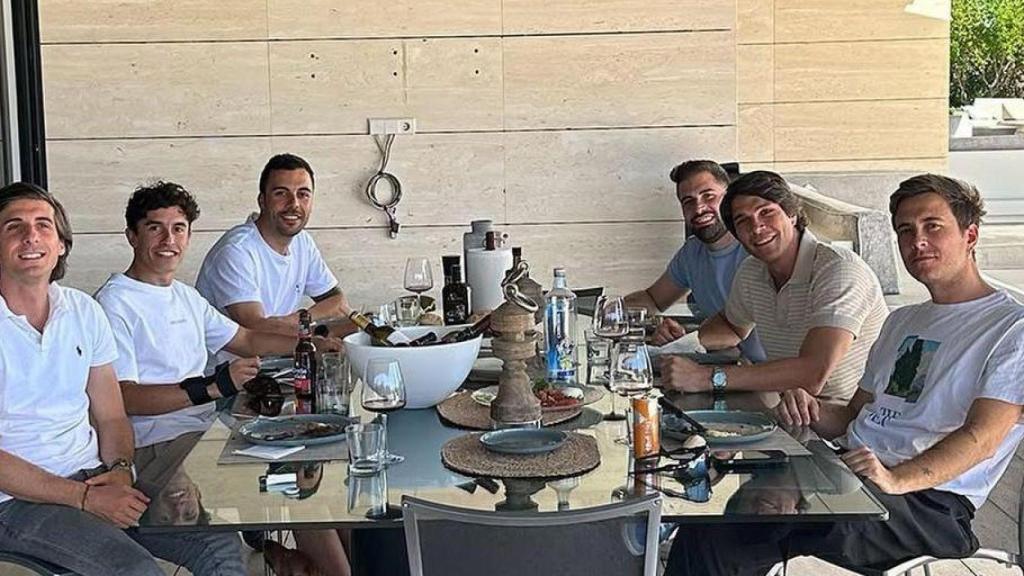 Marc Márquez disfruta junto a sus amigos de su casa.