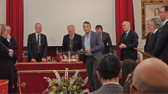 El jefe del servicio de Cirugía General y Digestiva del Hospital de Antequera recogiendo el premio.