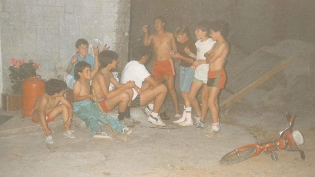Niños celebran San Xoán en Os Currás, en la parroquia de Nós.