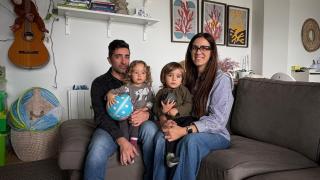 Jairo, Lois, Mauro e Iria en su casa.