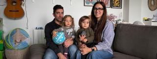 Jairo, Lois, Mauro e Iria en su casa.