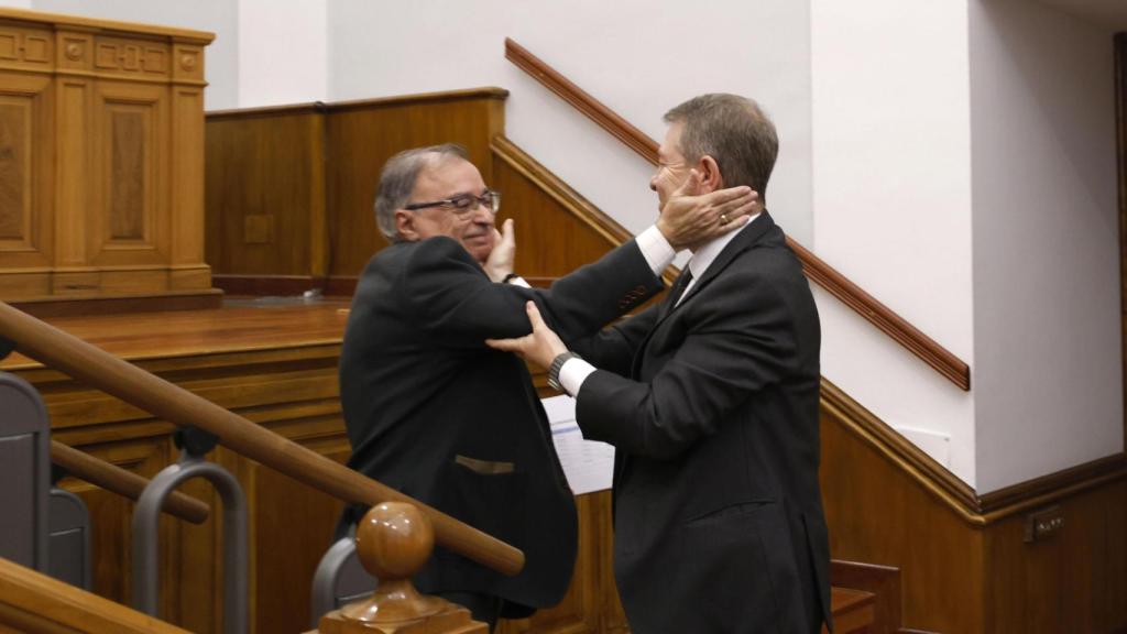Fernando Mora y Emiliano García-Page tras la última intervención del diputado socialista en las Cortes de Castilla-La Mancha.