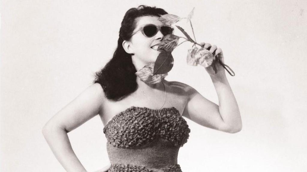 Dolores Cortés posa con su revolucionario bañador